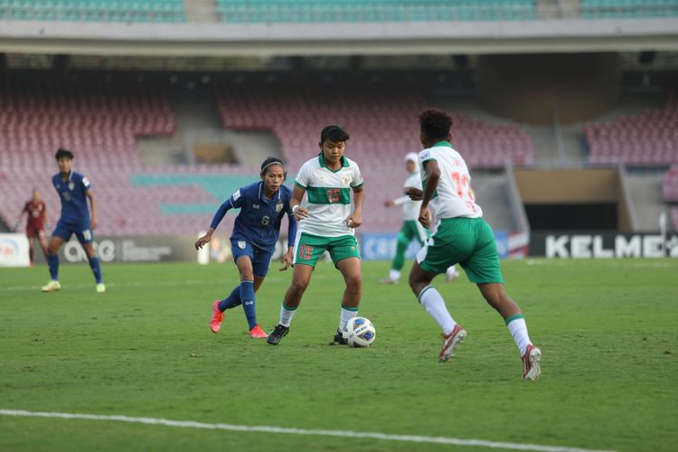 Heisya Maeisyaroh beraksi pada pertandingan timnas putri Indonesia vs Thailand, laga Grup B Piala Asia Wanita 2022 di D Y Patil Sports Stadium, Senin (24/1/2022) malam WIB.