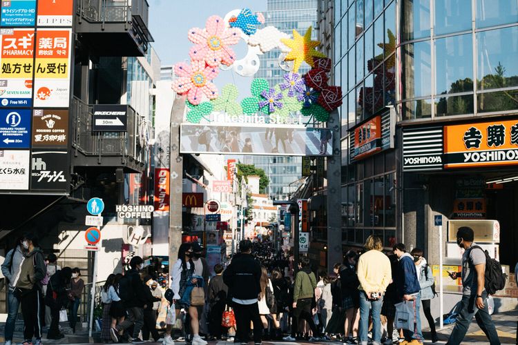 Ilustrasi Takeshita Street di Jepang, salah satu tempat yang wajib didatangi oleh fans Jujutsu Kaisen.