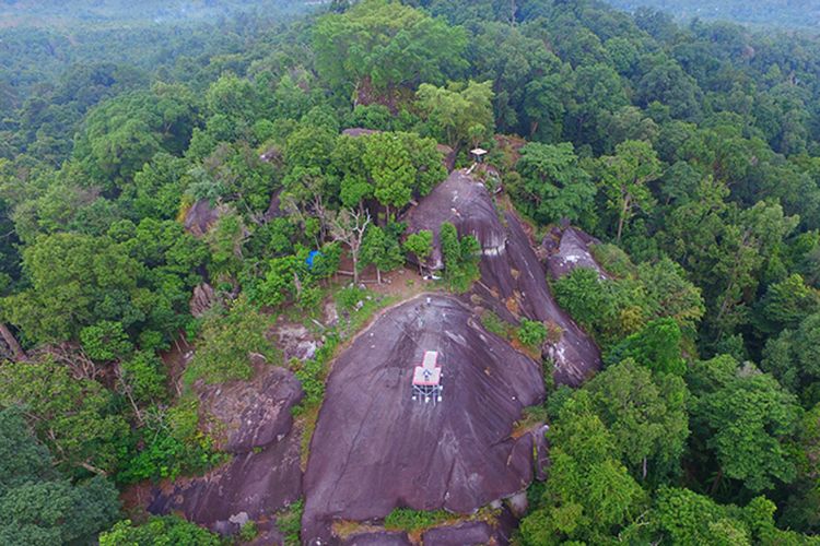 Bukit Peramun berada di Desa Air Selumar. Nama Peramun berasal dari ramuan yang berarti obat-obatan.