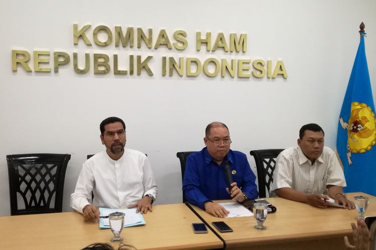 Ketua Tim Pemantau Pemilu 2019 Komisi Nasional Hak Asasi Manusia (Komnas HAM) Hairansyah (kemeja biru) Catatan Kritis Terhadap Komitmen HAM Cawapres di Kantor Komnas HAM, Jakarta, Senin (18/3/2019). 