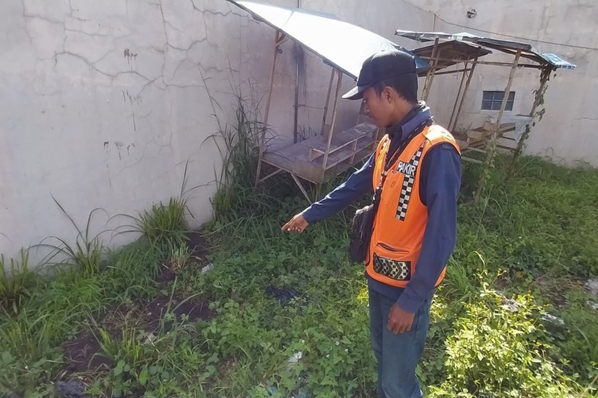 Tantan (32) salahsatu saksi mata menunjukkan kuburan 7 bangkai kucing yang dimutilasi seseorang dan ditinggalkan di depan Pangkalan Angkota Pasar Indihiang-Cipanas Galunggung Kota Tasikmalaya, Jawa Barat, Senin (3/10/2022).