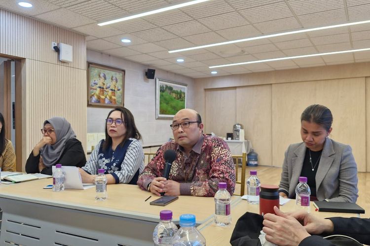 Koordinator Fungsi Protokol dan Konsuler KBRI Seoul Teuku Zulkaryadi (batik merah) di KBRI Seoul, Selasa (14/5/2024).