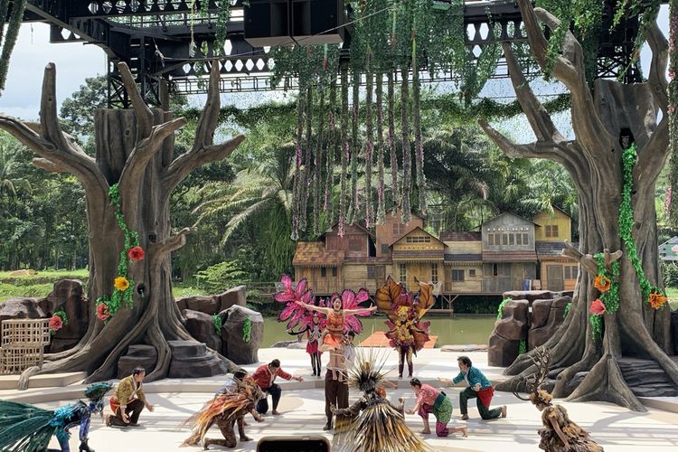 Pertunjukan teater musikal  Lila Show di Enchanting Valley by Taman Safari Indonesia. Selama 30 menit, penoton diajak masuk ke dalam dunia Lila, sang pencinta satwa. Lila berperan melindungi satwa dari pemburu manusia yang mengincar satwa-satwa di hutan.