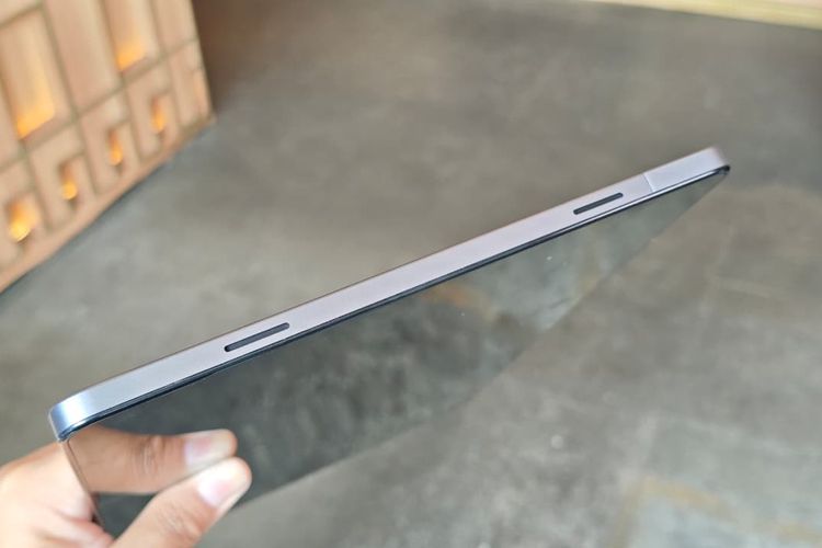 Sisi samping tablet Samsung Galaxy Tab A11 Plus.