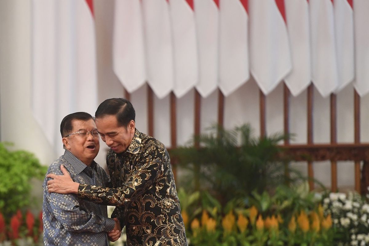 Presiden Joko Widodo (kanan) berpelukan dengan Wakil Presiden Jusuf Kalla (kiri) dalam acara silaturahmi kabinet kerja di Istana Negara, Jakarta, Jumat (18/10/2019). Silaturahmi itu juga merupakan ajang perpisahan presiden, wakil presiden serta para menteri kabinet kerja yang telah bekerja sama selama lima tahun pemerintahan Joko Widodo-Jusuf Kalla. ANTARA FOTO/Akbar Nugroho Gumay/aww.