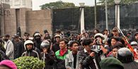 Massa Demo di DPR Cari Keberadaan Sahroni, Uya Kuya, dan Eko Patrio