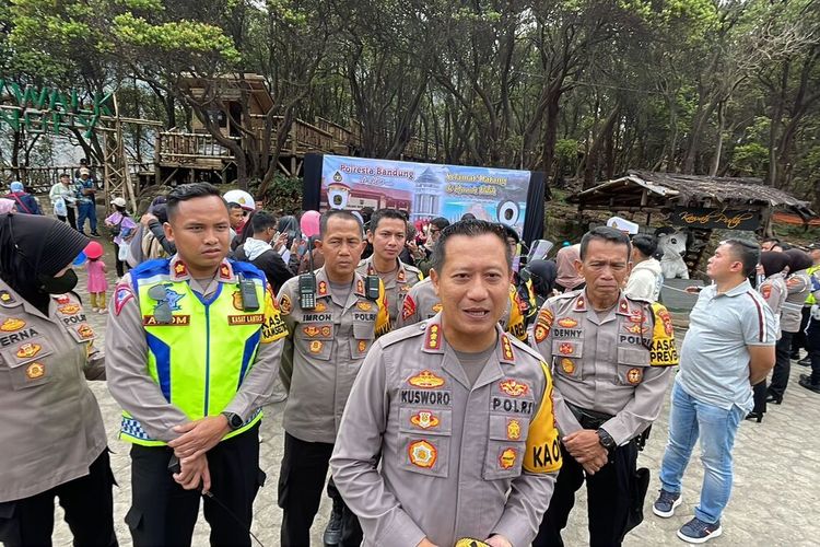 Destinasi Wisata Kawah Putih dk Ciwidey, Kabupaten Bandung mengalami peningkatan yanh signifikan sejak H+2 hingga H+3 lebaran 2023. Pada Senin (24/4/2023) polisi telah menerapkan skema One Way untuk mengurai kepadatan arus lalu lintas menuju lokasi wisata di Kabupaten Bandung.