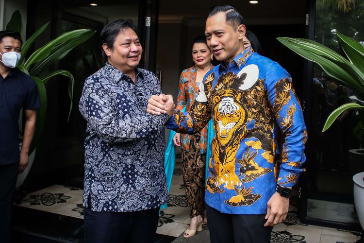 Ketua Umum Partai Golkar Airlangga Hartarto (kiri) berjabat tangan dengan Ketua Umum Partai Demokrat Agus Harimurti Yudhoyono (AHY) (kanan) usai melakukan pertemuan di Widya Candra, Jakarta, Sabtu (7/5/2022). Pertemuan kedua ketua umum partai politik tersebut dalam rangka silaturahim Hari Raya Idul Fitri 1443H.