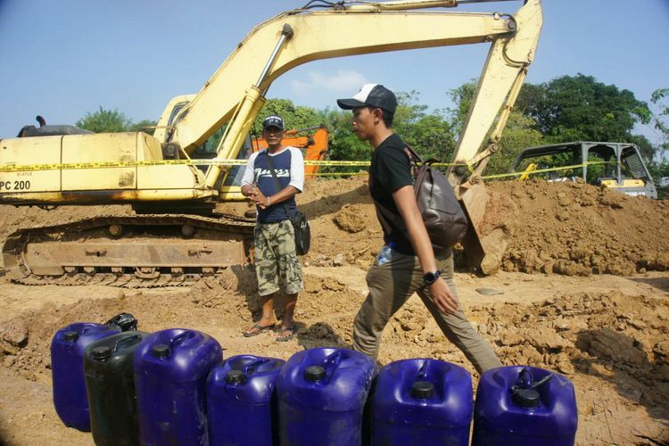 Polisi melakukan OTT dugaan penyalahgunaan BB bersubsidi untuk keperluan industri, Senin (16/7/2018).