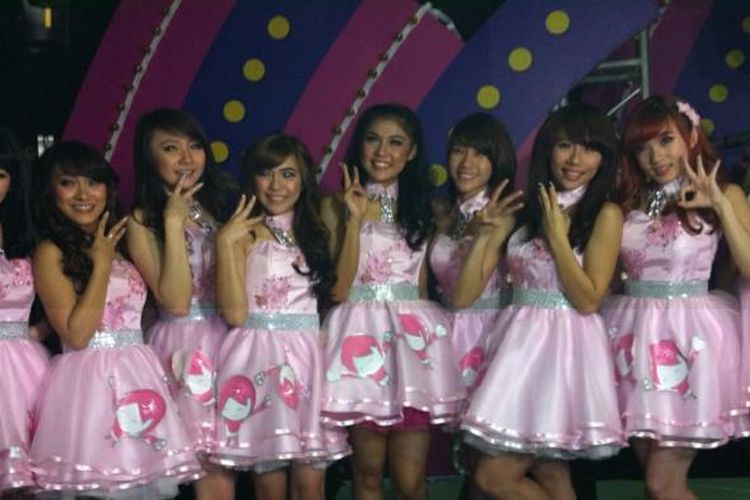 Girlband Cherrybelle usai mengumumkan Novi Herlina sebagai pengganti Anisa Rahma dalam acara Tiga Tahun Senyuman Cherrybelle yang disiarkan langsung dari Studio Penta SCTV, Jakarta Barat, Minggu (16/3/2014).
