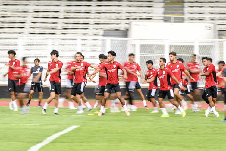 Para pemain Timnas U23 Indonesia yang menjalani training camp jelang SEA Games 2025 melakukan pemanasan di Stadion Madya, Kompleks GBK, Senayan, Jakarta, Selasa (11/11/2025). 