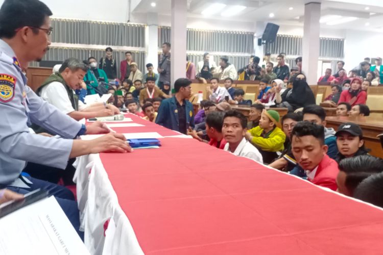 Bupati Garut Rudy Gunawan menerima mahasiswa yang melakukan aksi unjuk rasa di gedung DPRD Garut, Rabu (7/09/2022)