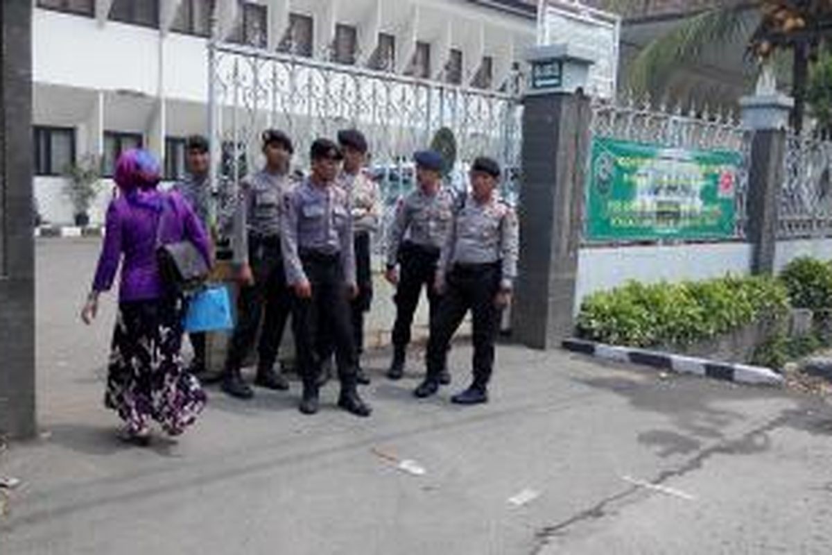Sejumlah sekuriti dari Polrestro Jakarta Utara gabungan Polsek Tanjung Priok, saat mengamankan sidang perdana kasus oknum sekuriti MOI dengan oknum anggimota FBR, di Pengadilan Negeri Jakut, Rabu (16/9/2015) siang.