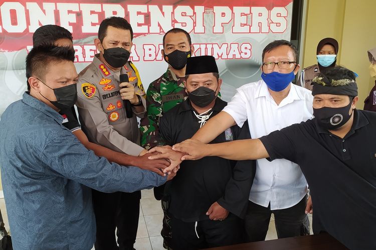 Perwakilan Persaudaraan Setia Hati Terate (PSHT) dan Sakato Tiger bertemu di Mapolresta Banyumas, Jawa Tengah, Jumat (4/3/2022).