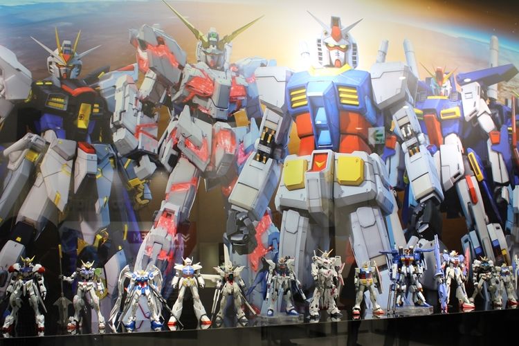 Jajaran Gundam dari masa ke masa di pintu masuk