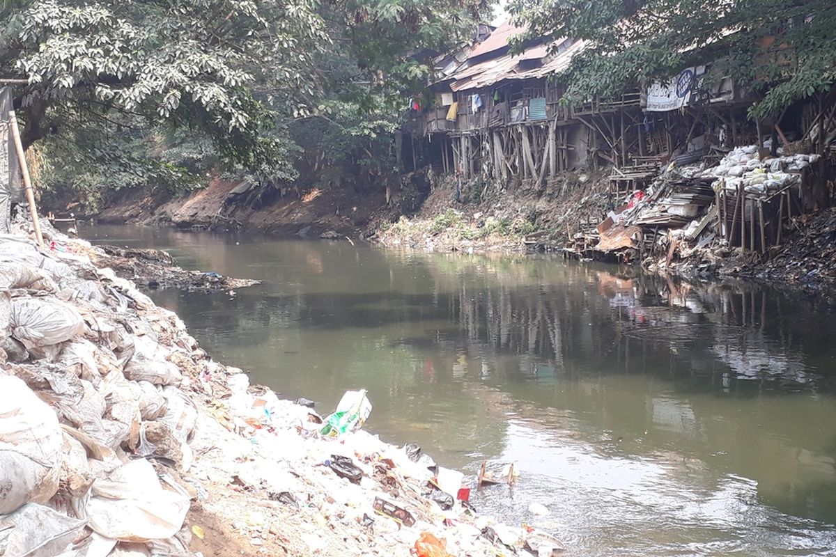 Kondisi Bantaran Kali Ciliwung di Jalan Kebon Pala Tanah Rendah, Kampung Melayu, Jakarta Timur Pasca Pembersihan Reklamasi, Senin (19/8/2019).