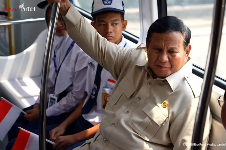 Momen Prabowo Tap Kartu, Naik LRT Jakarta, hingga Berbincang dengan Pramono