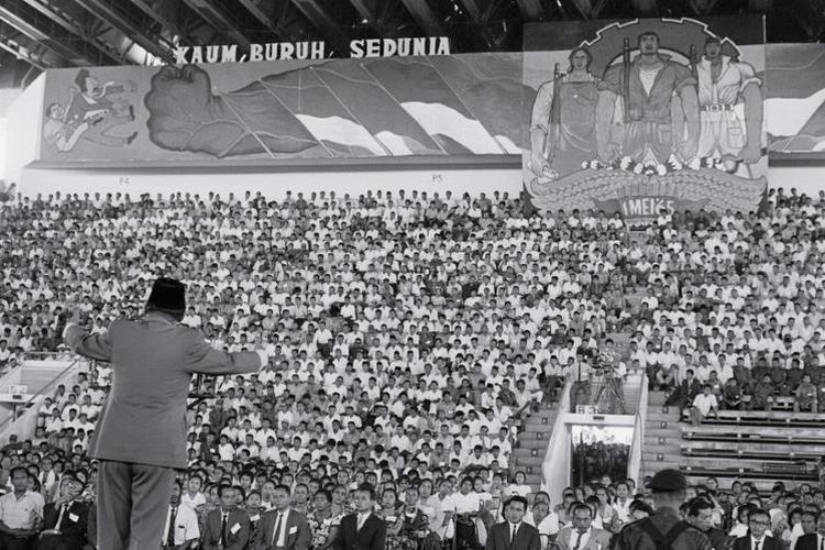 Presiden Soekarno yang merupakan pengagas demokrasi terpimpin sedang berpidato.
