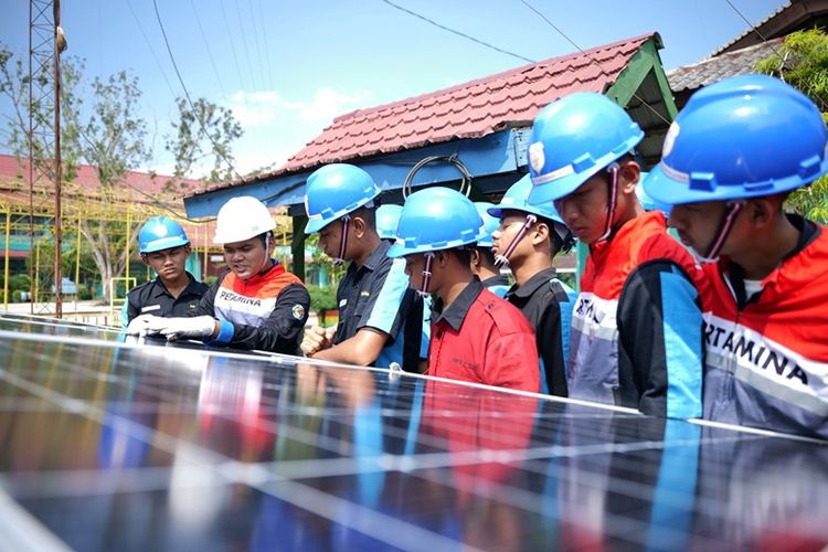 PT Pertamina (Persero) mengimplementasikan program Tanggung Jawab Sosial dan Lingkungan (TJSL) bertajuk Sekolah Energi Berdikari (SEB) sebagai aksi nyata dalam mempersiapkan generasi muda peduli lingkungan.

