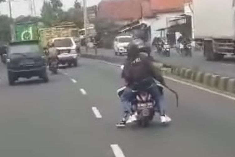Dengan mengendarai sepeda motor dan membawa senjata tajam, sejumlah pelajar terlibat tawuran di Pantura Tanjung, Kabupaten Brebes, Jawa Tengah, Kamis (15/6/2023) sore. (Istimewa)