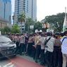 Demo BEM SI Ricuh, Kaki Polisi Terlindas Mobil Saat Saling Dorong dengan Massa