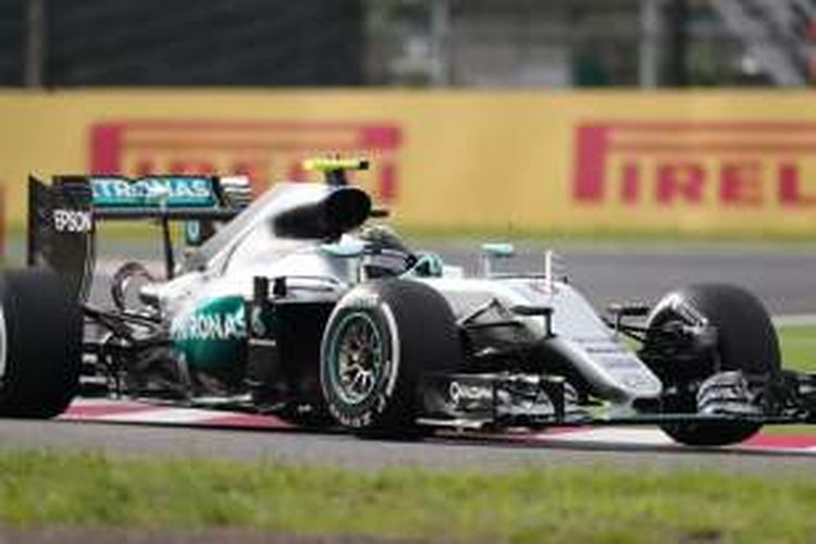 Pebalap Mercedes AMG Petronas asal Jerman, Nico Rosberg, memacu mobilnya pada sesi kualifikasi GP Jepang di Sirkuit Suzuka, Sabtu (8/10/2016).
