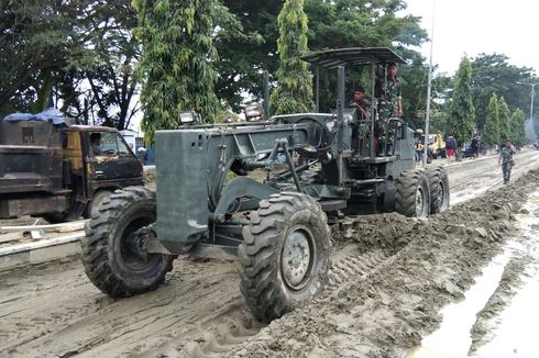 TNI Turunkan Alat Berat Bersihkan Material Banjir Bandang Sentani