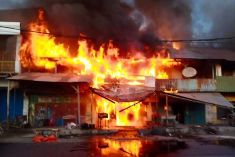 Kebakaran hebat melanda pusat pertokoan di jalan lintas Tente, Kecamatan Woha, Kabupaten Bima, Minggu (24/7/2022). Dalam kebakaran ini, sedikitnya ada 6 Ruko dilaporkan ludes dilahap si jago merah.