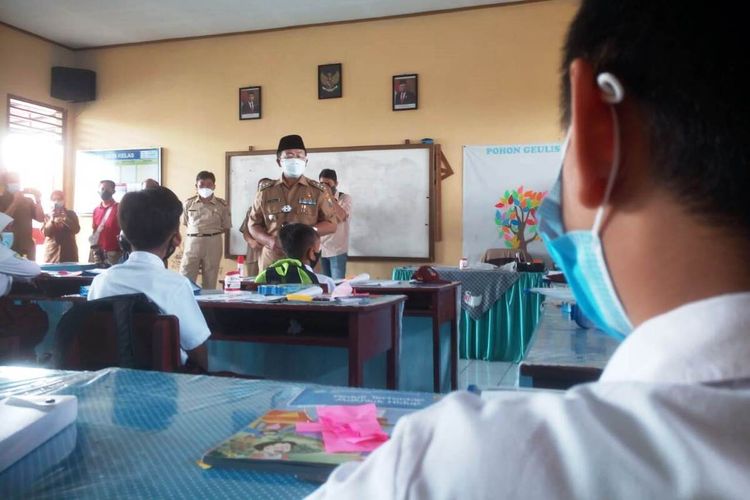 Bupati Cianjur, Herman Suherman meninjau pelaksanaan PTM di salah satu sekolah dasar, Senin (13/9/2021). Pada kesempatan itu Herman mendapat seorang siswa yang belum bisa baca meski sudah kelas 4.