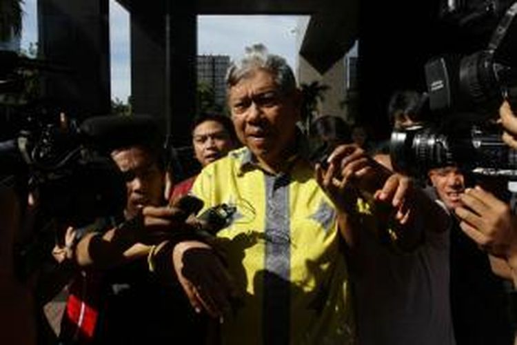 Politikus Partai Hanura, Bambang Wiratmadji Soeharto usai diperiksa oleh penyidik KPK, di kantor KPK, Jakarta Selatan, Kamis (9/1/2014). Bambang diperiksa sebagai saksi untuk tersangka Kepala Kejaksaan Negeri Praya, Lombok Tengah, Nusa Tenggara Barat, Subri terkait kasus dugaan suap pengurusan perkara tindak pidana umum terkait pemalsuan dokumen sertifikat tanah di wilayah Kabupaten Lombok Tengah. TRIBUNNEWS/HERUDIN 