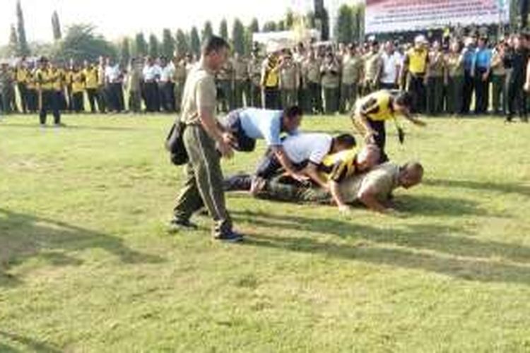 Suasana seru saat tim gabungan Komando Daerah Militer IX/Udayana dan Kepolisian Daerah Bali bermain sandal bakiak di Lapangan Puputan Margarana Renon Denpasar, Bali, Jumat (14/10/2016).