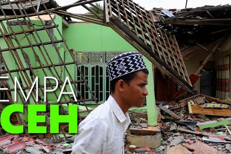 Situasi rumah yang runtuh akibat gempa di Desa Kuta Pangwa, Kecamatan Trienggadeng, Pidie Jaya, Aceh, Jumat (9/12/2016). Desa Kuta Pangwa adalah desa yang mengalami kerusakan terparah dan menyebabkan puluhan rumah warga hancur dan memakan korban tewas sebanyak 15 orang. 