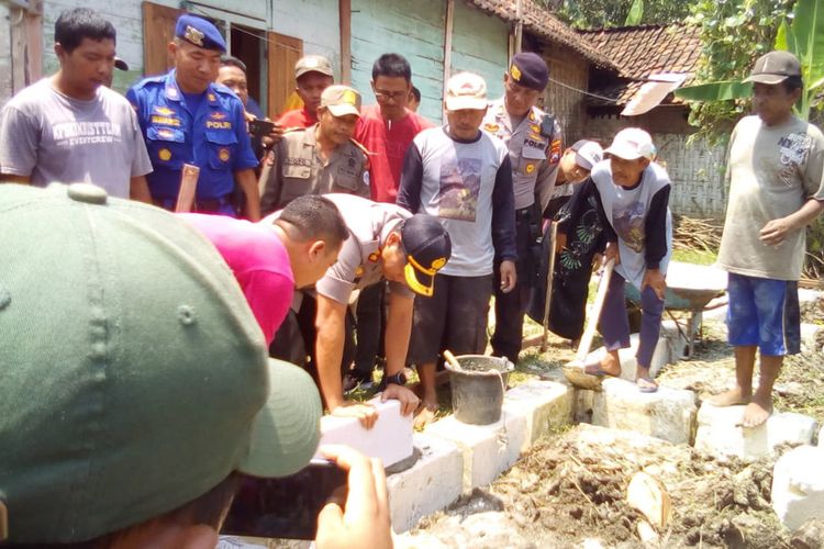 Kapolres Lamongan AKBP Harun (tengah), saat ikut meletakkan batu pembangunan renovasi tempat tinggal Siti Maimunah, Selasa (17/3/2020).