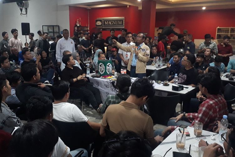 Cawapres nomor urut 3 Mahfud MD saat acara Tabrak Prof di salah satu cafe di Kota Medan, Minggu (14/1/2024) 