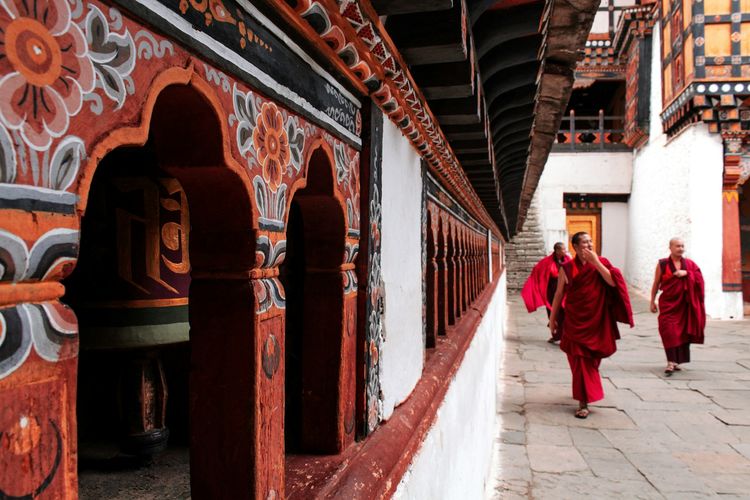 Jelajahi Bhutan, Mengenal Tradisi di Balik 108 Stupa yang Dibangun dalam Sehari
