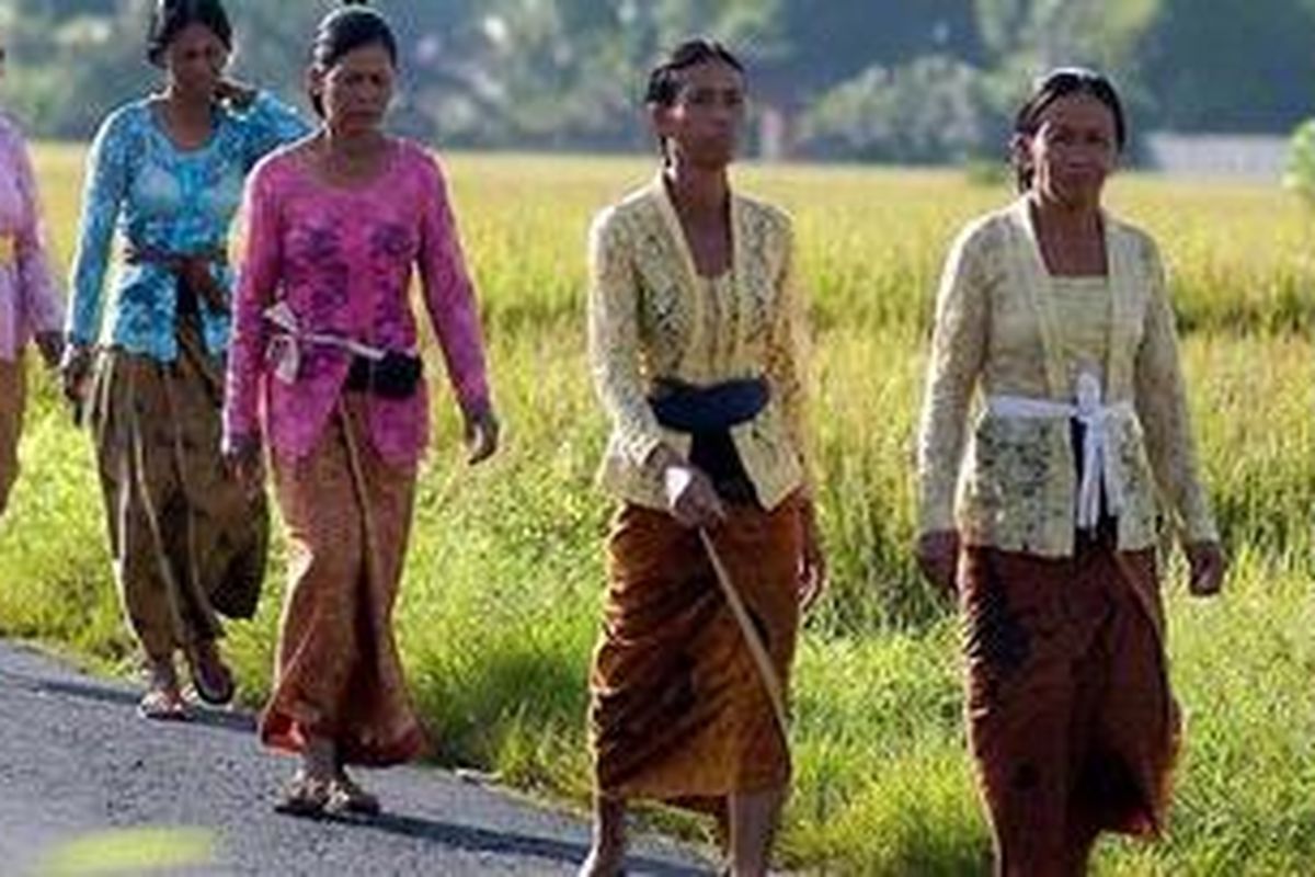 Wanita Bali dengan pakaian adat berjalan menuju Pura Ratu Mas, Banjar Gegelang, Braban Tanah Lot, Kediri, Tabanan, Bali, Sabtu (6/3). Bersama dengan warga lain, mereka menyiapkan Banten (sesaji) untuk upacara Yadya yang akan dilakukan saat bulan purnama, Selasa (10/3) mendatang. Upacara ini untuk mensyukuri bangunan Pura yang baru dipugar kembali. 