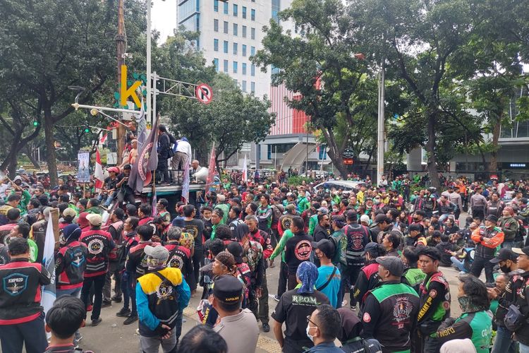 Suasana saat pengemudi ojek online (ojol) yang menggelar unjuk rasa di depan Gedung DPRD DKI Jakarta, Rabu (25/1/2023).