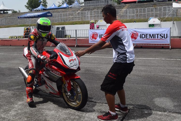 Pebalap Repsol Honda Racing Team, Gerry Salim, kembali ke paddock setelah menyelesaikan sesi latihan kedua Asia Production 250cc pada seri perdana Asia Road Racing Championship (ARRC) 2017 di Sirkuit Johor, Malaysia, Jumat (31/3/2017).