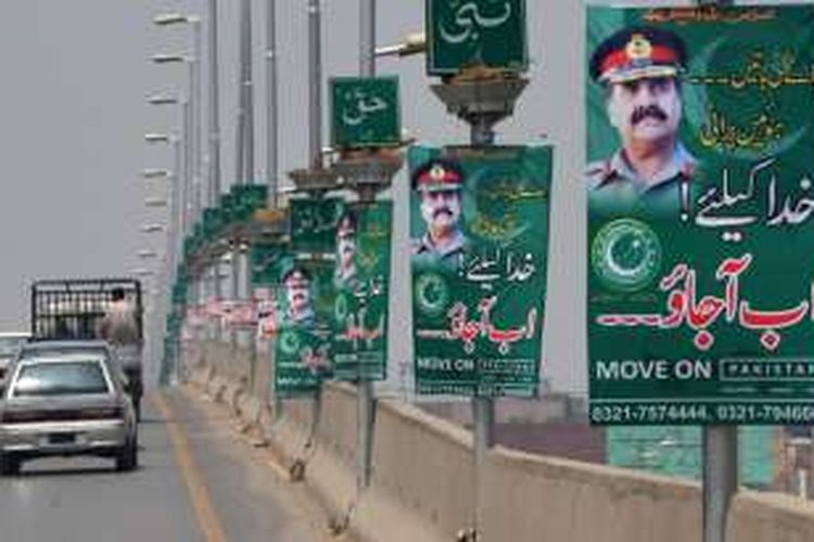 Poster yang menyeru agar Panglima AD Pakistan Jenderal Raheel Sharif melakukan kudeta bermunculan di berbagai kota besar Pakistan termasuk di ibu kota Islamabad.