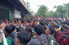 Ditinggal Jokowi, Mahasiswa Langsung Demo di Belakang Gedung DPR/MPR RI