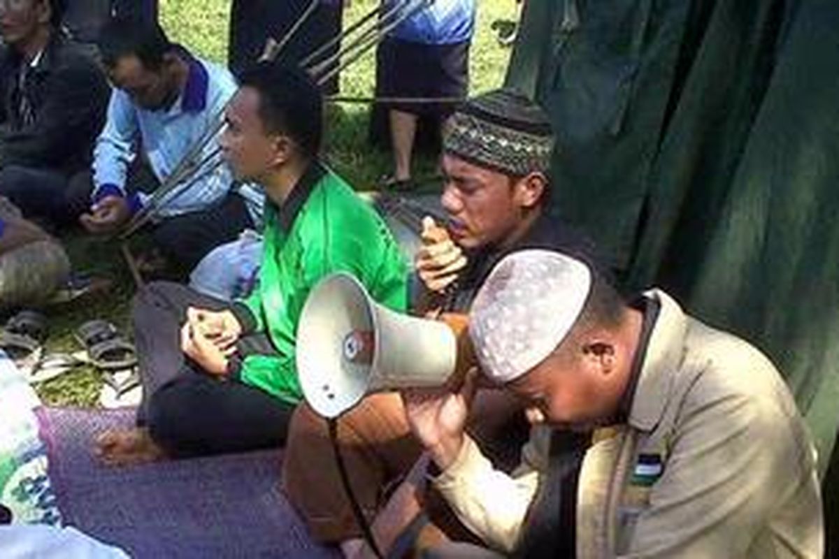 Keluarga korban pesawat casa 212 berdoa untuk keselamatan para penumpang, sabtu (1/10/2011).