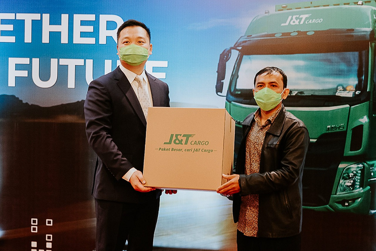 Chief Executive Officer (CEO) J&T Cargo Jonathan bersama mitra J&T Cargo asal Depok Tarwan
