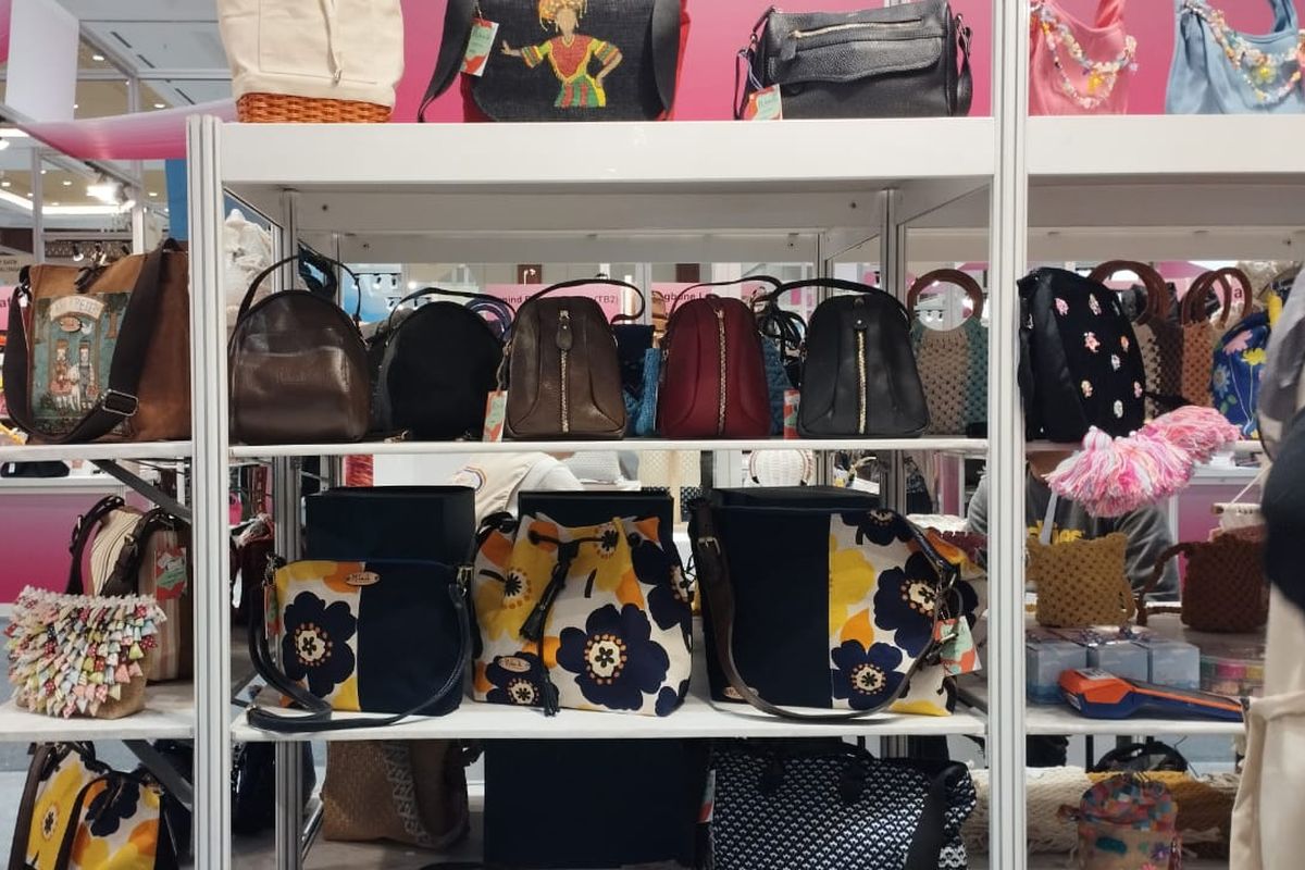 Produk tas dari Niknik Collection yang ditampilkan dalam pameran UMKM EXPO(RT) BRILIANPRENEUR 2023 di JCC Senayan, Jakarta Pusat.