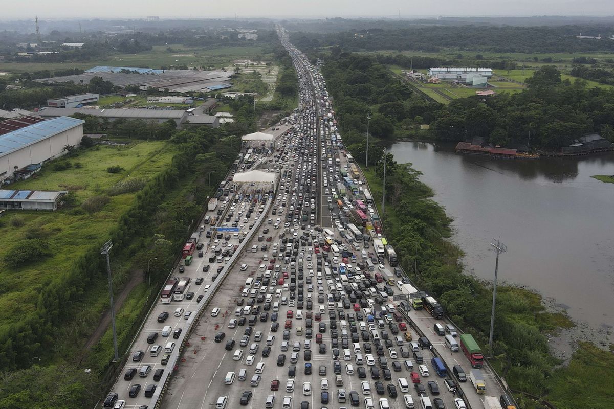 Foto udara sejumlah kendaraan antre melintasi Gerbang Tol Cikampek Utama, Kabupaten Purwakarta, Jawa Barat, Kamis (28/4/2022). Pada H-4 Lebaran 2022, ruas jalan tol Jakarta-Cikampek mengalami kepadatan volume kendaraan dan diperkirakan puncaknya pada H-3 Lebaran.