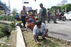 Tidak Pakai Masker, Seratusan Orang Dihukum Cabut Rumput 