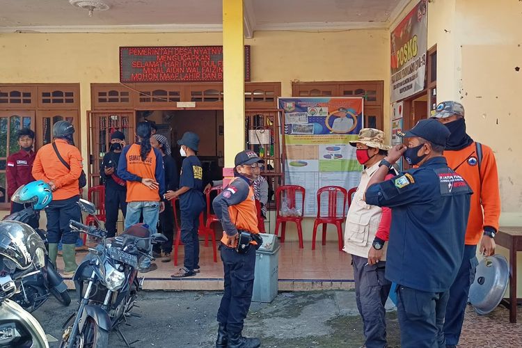 Relawan bersiap melakukan pencarian tiga orang yang hilang di Gunung Ungaran.