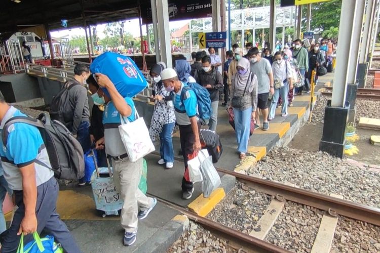 Ribuan pemudik mulai mendatangi Staisun Cirebon Jawa Barat pada Jumat (23/12/2022). Humas PT KAI Daop III Cirebon memprediksi hari ini merupakan puncak kedatangan penumpang dalam momen nataru tahun ini.