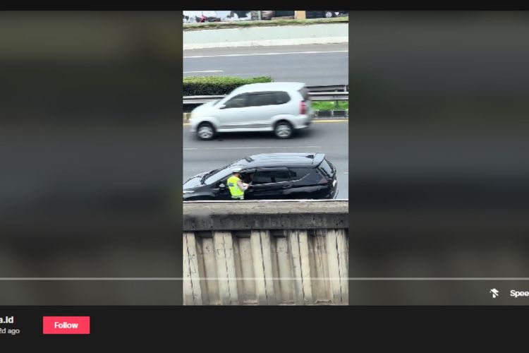 Tangkapan layar video pengemudi mobil yang diduga ditilang masuk mobil patroli polisi.