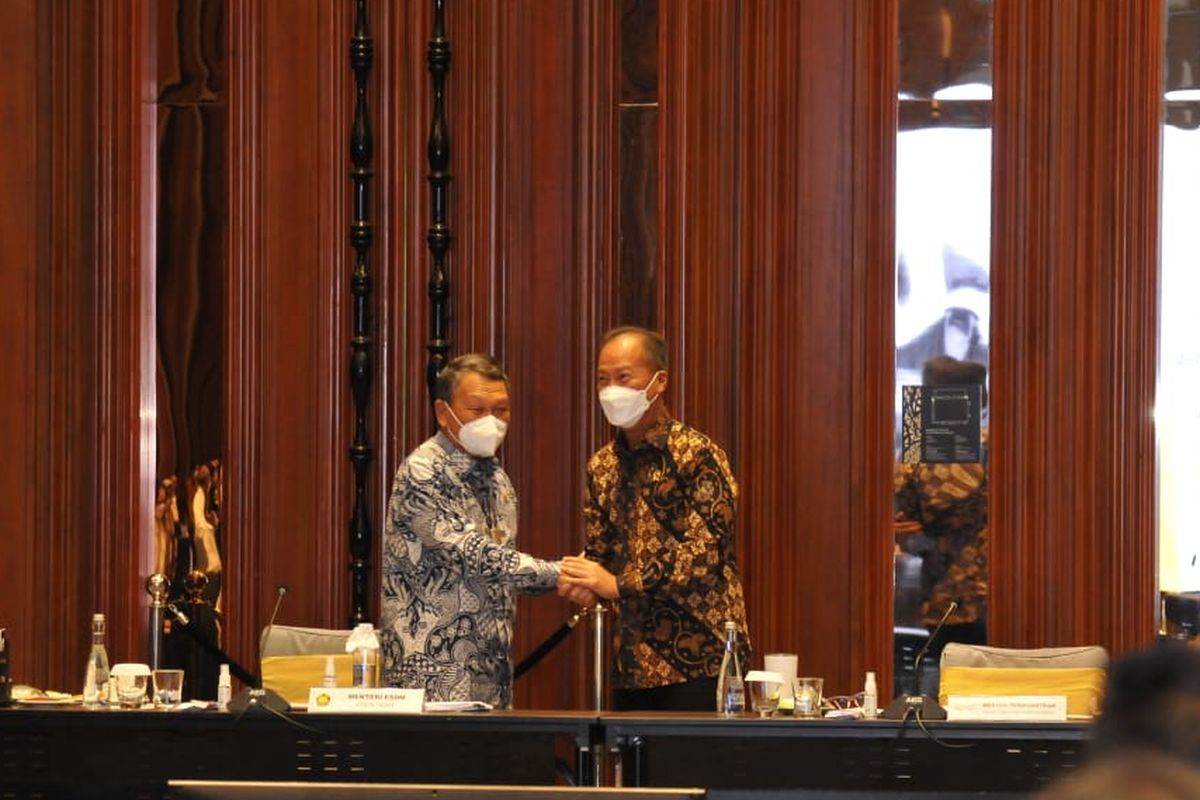 Menteri ESDM Arifin Tasrif dan Menteri Perindustrian Agus Gumiwang Kartasasmita bertemu untuk bahas isu krisis energi di Jakarta, Senin (4/7/2022). 