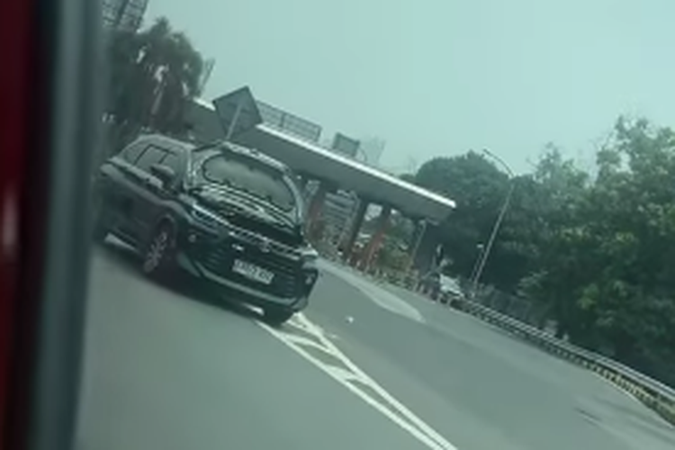 Video viral mobil melaju dengan kap mesin terbuka